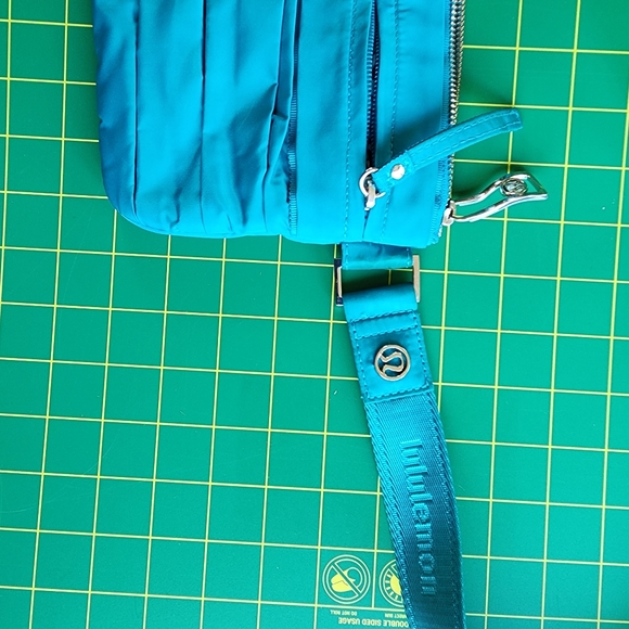 LULULEMON Travel Pooch Fanny Pack - Picture 7 of 11